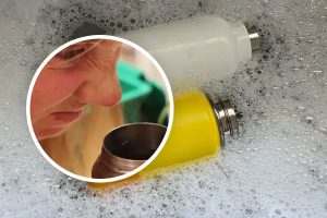 چگونه بوی بد فلاسک چای را از بین ببریم؟