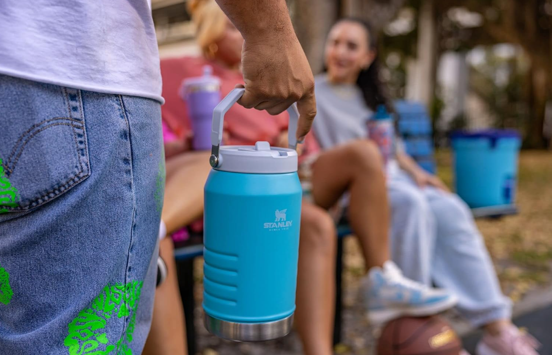 غول بطری نی دار استنلی اورجینال 1.89 لیتر مدل FLIP STRAW JUG